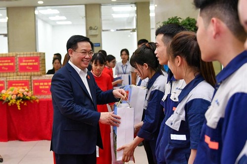 Chủ tịch Quốc hội Vương Đình Huệ thăm, tặng quà công nhân tại Bắc Giang - ảnh 1