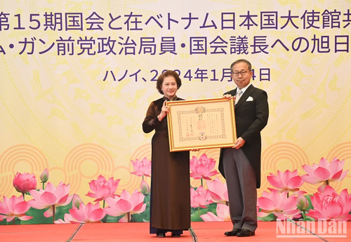 Nguyên Chủ tịch Quốc hội Nguyễn Thị Kim Ngân được trao tặng Huân chương Mặt trời mọc hạng nhất Đại Thập tự - ảnh 1