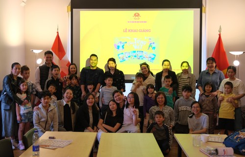 Khai giảng lớp  học tiếng Việt cho con em cộng đồng người Việt Nam tại Đan Mạch - ảnh 3