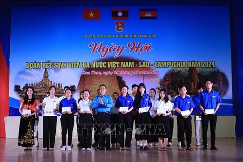 Sinh viên Việt Nam - Lào - Campuchia trao đổi kinh nghiệm học tập - ảnh 1