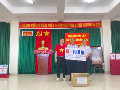 Kiều bào cùng Đoàn công tác của Ủy ban Trung ương Mặt trận Tổ quốc Việt Nam thăm huyện đảo Trường Sa, Nhà giàn DK-I - ảnh 3