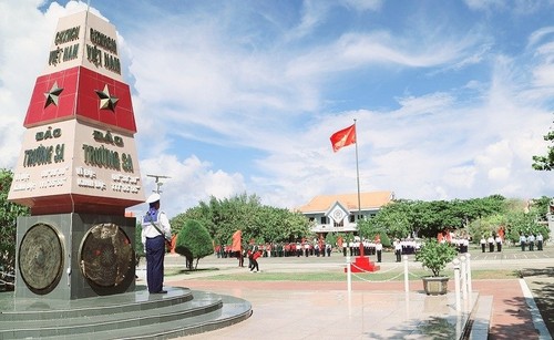 Kiều bào cùng Đoàn công tác của Ủy ban Trung ương Mặt trận Tổ quốc Việt Nam thăm huyện đảo Trường Sa, Nhà giàn DK-I - ảnh 1