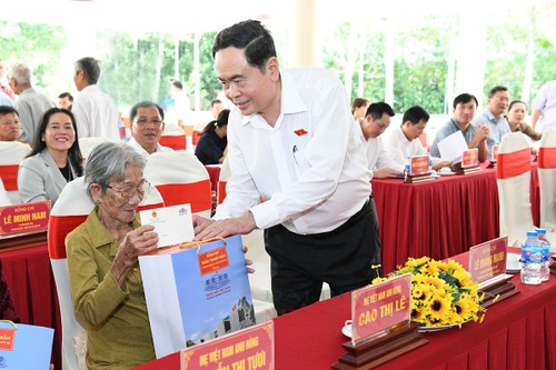 Chủ tịch Quốc hội Trần Thanh Mẫn thăm tặng quà cho người có công tại huyện Long Mỹ, Phụng Hiệp, tỉnh Hậu Giang - ảnh 1