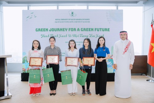 Young generation drives simple, practical initiatives to preserve environment - ảnh 1