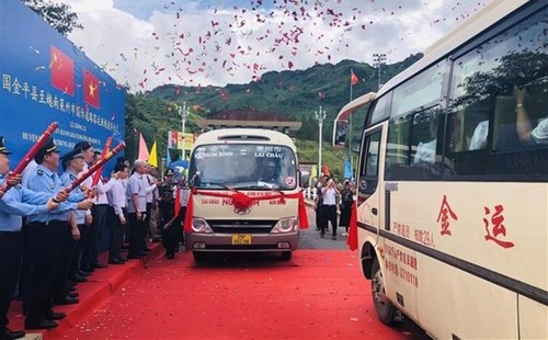 Vietnam-China international road passenger transport service launched - ảnh 1