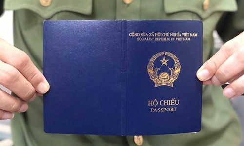 Vietnam up six places in world's powerful passport ranking - ảnh 1