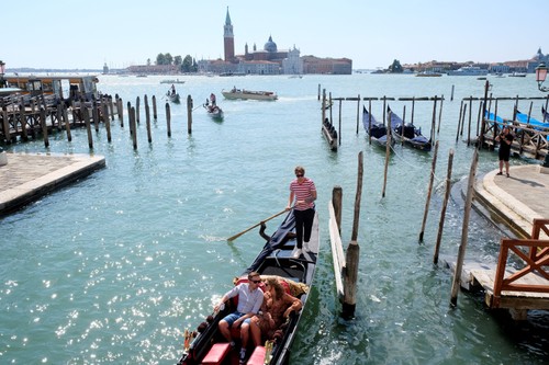 Venice to start charging visitors entry fee next year - ảnh 1