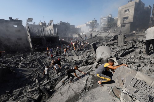 Israel bombards Gaza, prepares ground attack - ảnh 1