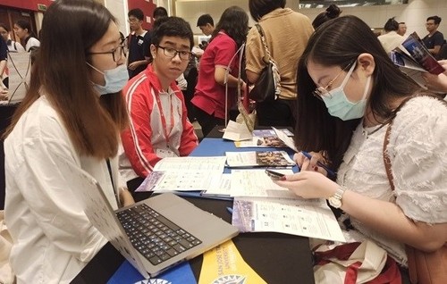 40,000 Vietnamese go abroad to study each year: MoET - ảnh 1