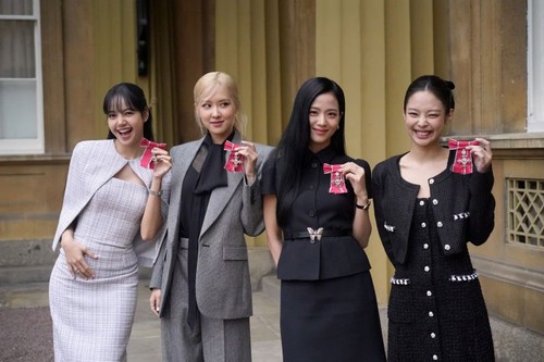K-Pop band BLACKPINK receive honorary MBEs from Britain's King Charles - ảnh 1