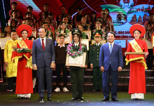 143 outstanding ethnic minority youngsters honored - ảnh 1