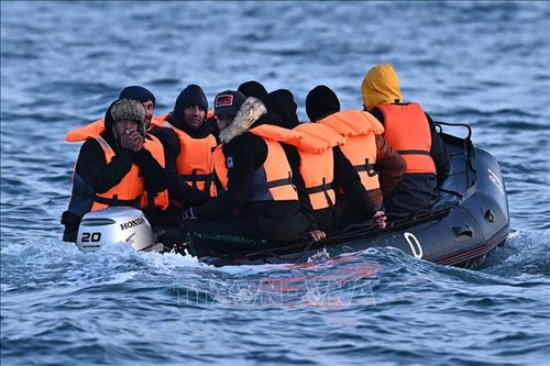 30,000 migrants crossed English Channel to UK in 2023 - ảnh 1