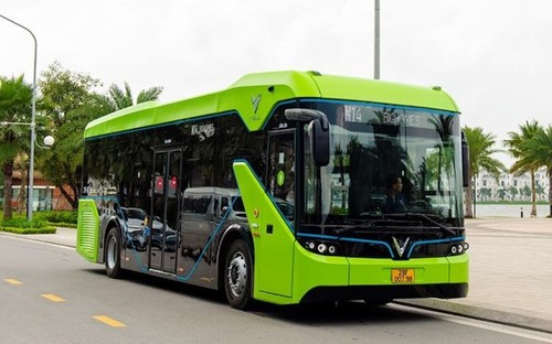 Hanoi to pilot electric buses on nine routes - ảnh 1