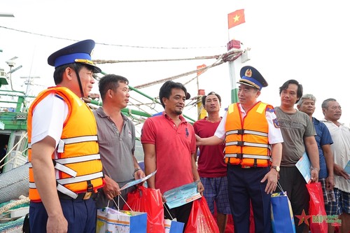 Vietnam Coast Guard pays Tet visit to Con Dao Island - ảnh 1