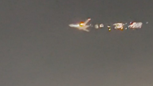 Atlas Air Boeing 747 cargo plane makes emergency landing after engine fire - ảnh 1