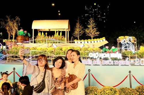 HCM City floating flower fair to celebrate Tet - ảnh 1