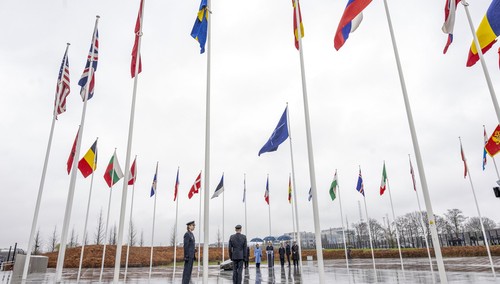 Flag of Sweden raised at NATO headquarters - ảnh 1