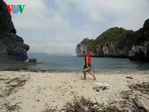 Русские туристы очистили от мусора побережье острова Катба - ảnh 2