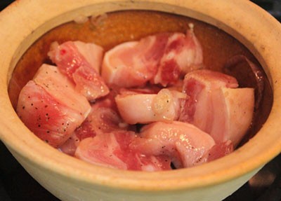 Варёное мясо в сахарном соусе – традиционное вьетнамское блюдо - ảnh 2