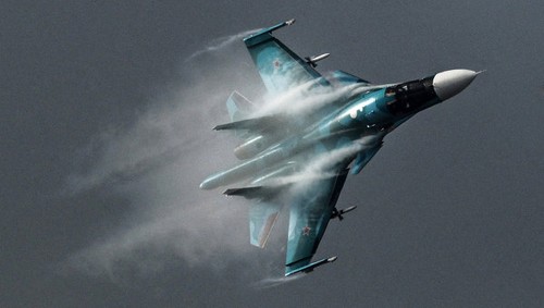 Россия наносит авиаудары по нефтеперерабатывающим объектам ИГ - ảnh 1