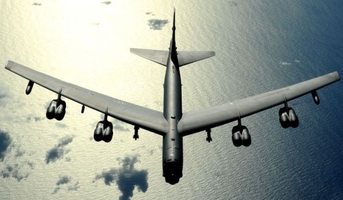 Американский Б-52 пролетел близко к острову, незаконно созданному Китаем в Восточном море - ảnh 1