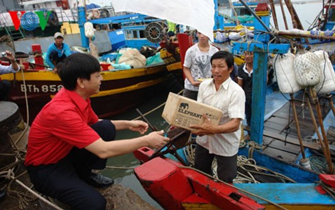 Вручены средства связи рыбакам в приморских провинциях Вьетнама - ảnh 1