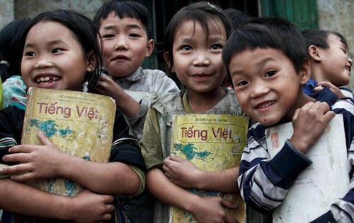 Отечественный фронт Вьетнама вручил подарки малоимущим людям в разных уголках страны - ảnh 1