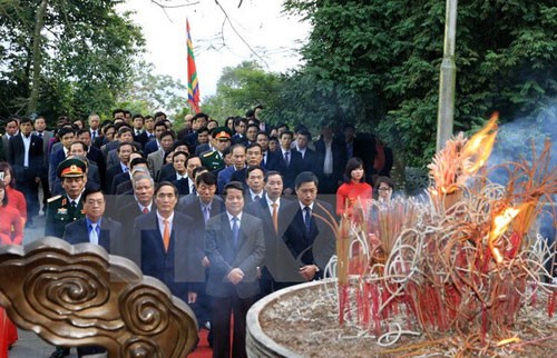 Руководители провинции Футхо зажгли благовония в память о королях Хунгах - ảnh 1