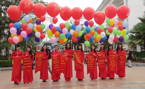 В разных провинциях и городах Вьетнама отпразднован День вьетнамской поэзии - ảnh 1