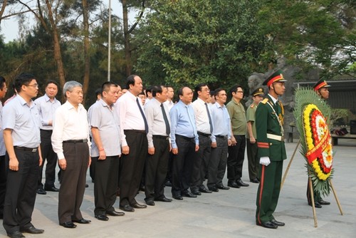 Премьер Вьетнама Нгуен Суан Фук зажёг благовония в память о павших солдатах - ảnh 1