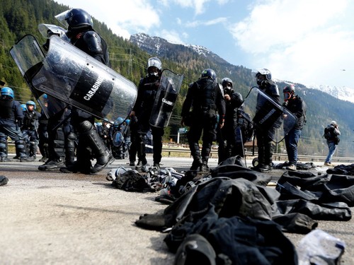На границе Италии и Австрии произошли стычки полиции с протестующими - ảnh 1