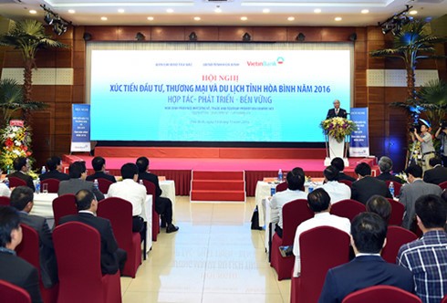 Нгуен Суан Фук принял участие в конференции по продвижению инвестиций в провинции Хоабинь - ảnh 1