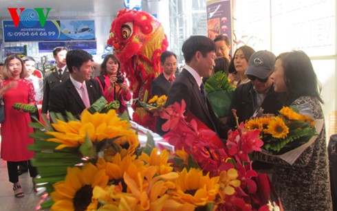 Почти 200 иностранных туристов прибыли на самолёте в Дананг в первый день нового года - ảnh 1