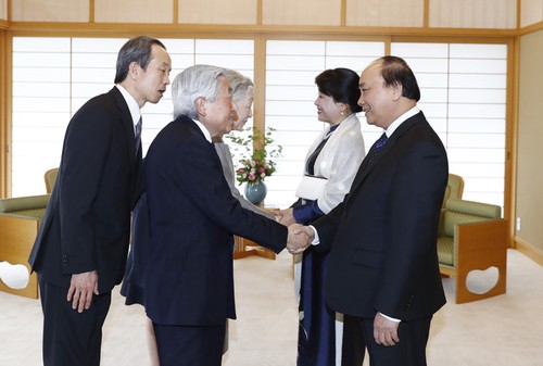 Премьер Вьетнама Нгуен Суан Фук встретился с императором и императрицей Японии - ảnh 1