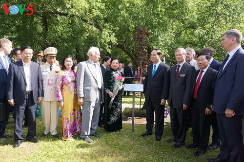 Президент СРВ Чан Дай Куанг возложил цветы к памятнику Хо Ши Мину в Москве - ảnh 1