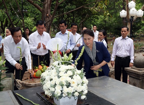Нгуен Тхи Ким Нган посетила кладбище Хангзыонг в уезде Кондао - ảnh 1