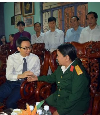 Вице-премьер Ву Дык Дам навестил семьи льготной категории в провинции Контум - ảnh 1