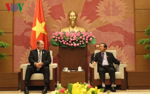 Вице-спикер вьетнамского парламента принял американского конгрессмена - ảnh 1
