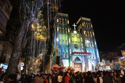 Посещение собора и церквей в Ханое во время Рождества Христова - ảnh 1