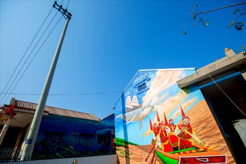Весна в деревне Каньзыонг, стены домов которой украшены живописными картинами - ảnh 2