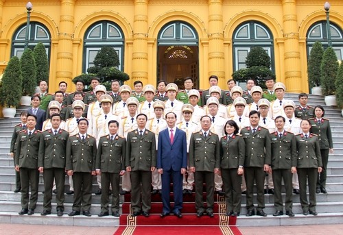 Президент Вьетнама встретился с лучшими сотрудниками милиции 2017 года - ảnh 1