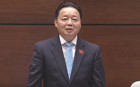 Министр природных ресурсов и экологии СРВ Чан Хонг Ха отвечал на запросы депутатов - ảnh 1