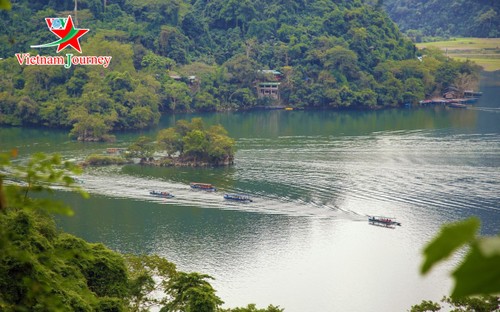 Озеро Бабэ – потрясающий туристический объект на северо-западе Вьетнама - ảnh 1