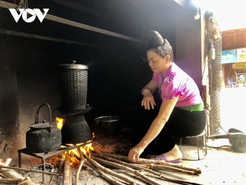 Пароварка для приготовления клейкого риса у представителей народности тхай на северо-западе Вьетнама - ảnh 3