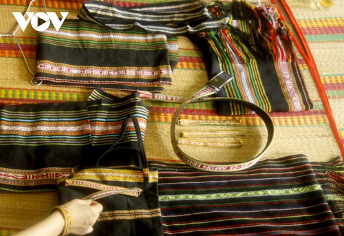 Узоры и орнаменты на домотканных изделиях народности эде в провнции Даклак - ảnh 2