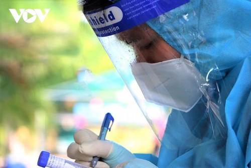 Во Вьетнаме зарегистрировано почти 15 тысяч новых случаев заражения COVID-19  - ảnh 1