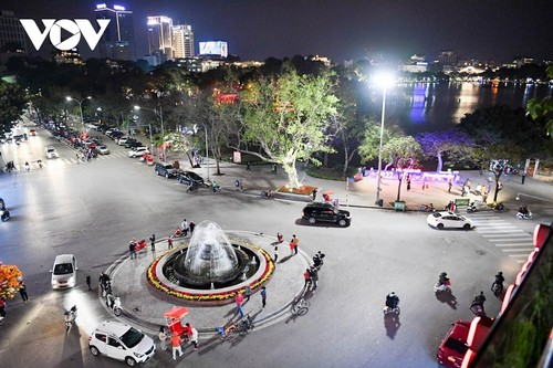 Люди по всему Вьетнаму встретили Лунный Новый Год с множеством пожеланий - ảnh 2