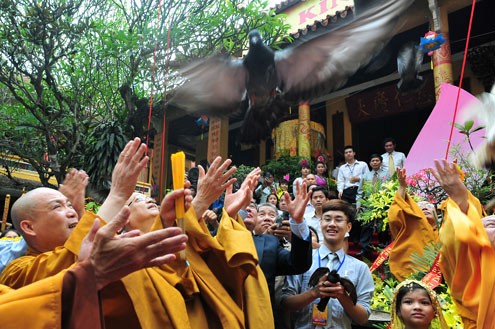 ภาพในมหาพิธีวันวิสาขบูชาพุทธศักราช๒๕๕๖ที่วัด Quán Sứ - ảnh 11