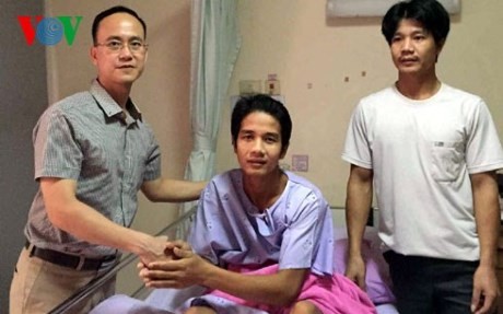 พลเมืองเวียดนามที่ได้รับบาดเจ็บจากเหตุระเบิดในกรุงเทพฯได้กลับประเทศแล้ว - ảnh 1