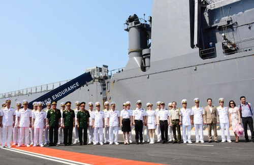 เรือของกองทัพเรือสิงคโปร์เข้าเทียบท่าเรือนานาชาติกามแรง  - ảnh 1